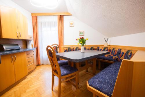 a kitchen and dining room with a table and chairs at Petzen Panorama in Feistritz ob Bleiburg