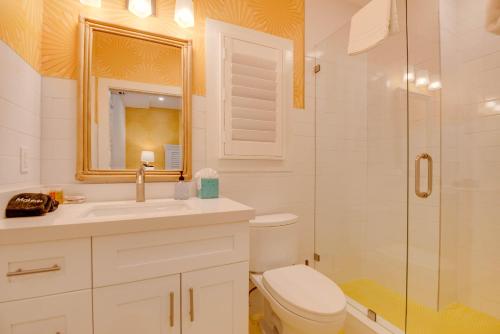 een badkamer met een toilet, een wastafel en een douche bij Sunshine State at Custom House Inn in Key West