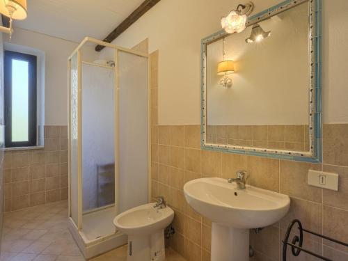 Koupelna v ubytování Apartment Fattoria di Fugnano-2 by Interhome