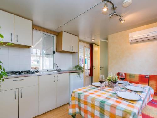 Dapur atau dapur kecil di Holiday Home Green Holiday - GDO201 by Interhome
