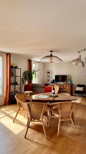 un salon avec une table et des chaises dans l'établissement Large, quiet, familial top floor duplex, à Paris