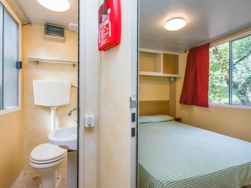 Katil atau katil-katil dalam bilik di Holiday Home Green Holiday - GDO201 by Interhome