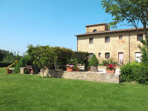 an old building with potted plants in a yard at Apartment Linearis B by Interhome in SantʼAppiano