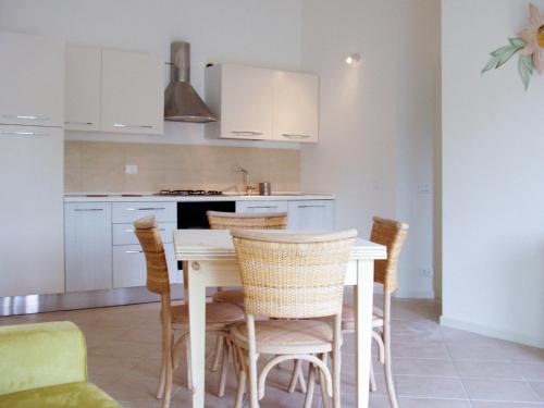 Cala BittaにあるApartment Ea Bianca-3 by Interhomeの部屋にテーブルと椅子のあるキッチン