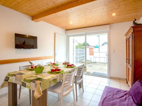 eine Küche und ein Esszimmer mit Tisch und Stühlen in der Unterkunft Holiday Home Ker Zelia by Interhome in La Bernerie-en-Retz