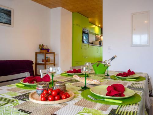 ein Tisch mit Tellern mit Essen und Weingläsern darauf in der Unterkunft Holiday Home Ker Zelia by Interhome in La Bernerie-en-Retz
