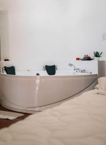 a white bath tub sitting in a room at Hotel y Restaurante El Páramo in San Rafael Norte