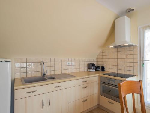 eine Küche mit Spüle und Herd in der Unterkunft Apartment Hortensias 2 by Interhome in Clohars-Carnoët