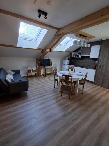 un salon avec une table et un canapé dans l'établissement Gîte 5 personnes, à Le Bonhomme