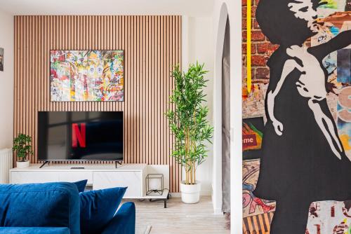 - deux vues sur un salon avec une télévision dans l'établissement L Urban Chic - Wifi - Terrasse - Parking - 4p - RER - Paris - A6 - Orly, Évry-Courcouronnes