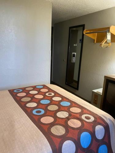 Postel nebo postele na pokoji v ubytování Super 8 by Wyndham Pierre SD