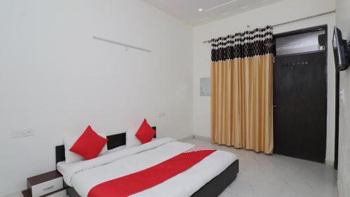 Ένα ή περισσότερα κρεβάτια σε δωμάτιο στο Vrinda residency