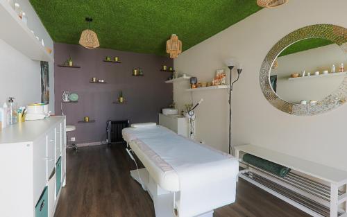 a room with a hospital bed with a green ceiling at O complexe hebergement in Francourt