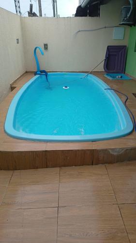 a large blue tub with a faucet in a room at Casa com piscina e churrasqueira para família in Marechal Deodoro