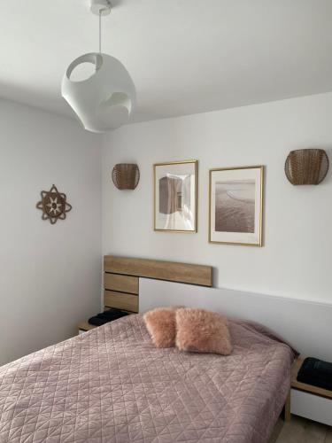 a bedroom with a bed and a white ceiling at Apartament de lux in Tecuci