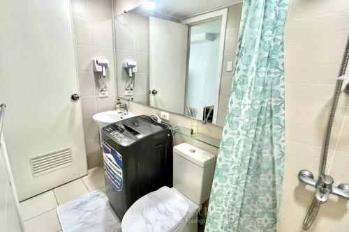 Un baño con inodoro, lavabo y ducha. en Suite - Entire 1BR with Huge Balcony & Mt Arayat View, en San Fernando