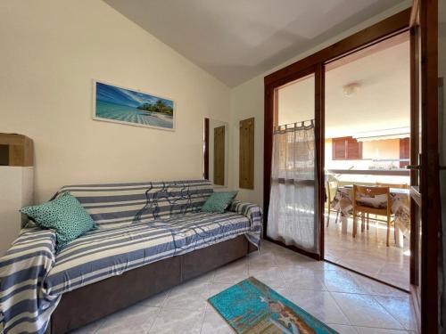 una camera da letto con un letto e una porta scorrevole in vetro di Casa Vale a Villasimius