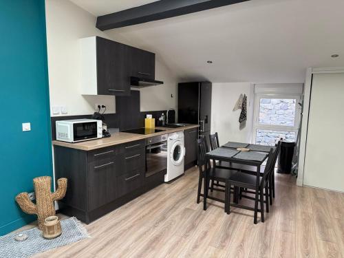 une cuisine avec une table et une salle à manger dans l'établissement Cozy apartment!, à Brives-Charensac