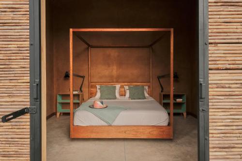 una camera con letto e struttura in legno di NOMAD Hostal - Barichara a Barichara