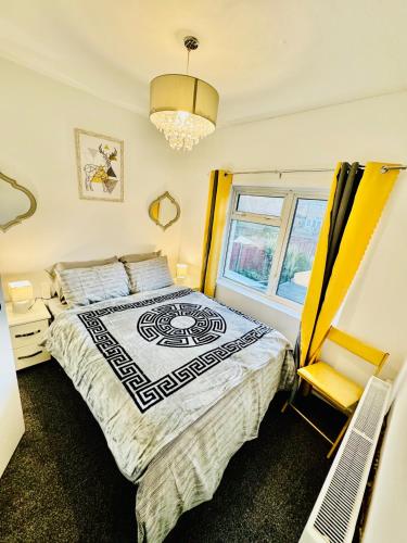 a bedroom with a bed and a window at Birmingham 3 bedrooms- Sleeps 6- Free parking in Kidderminster