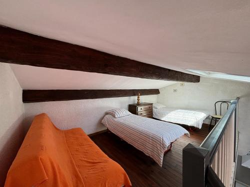 Cette chambre mansardée comprend deux lits et un escalier. dans l'établissement Joli appartement au village du Barcarès, au Barcarès
