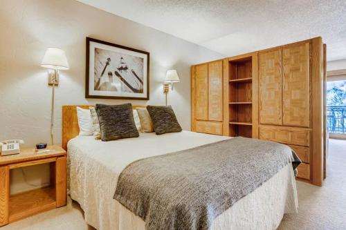 Postel nebo postele na pokoji v ubytování Lift House Lodge, Pet Friendly Studio Condo