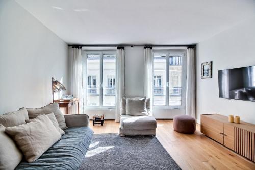 un salon avec un canapé et une chaise dans l'établissement PARISIAN HOME l MONTORGUEIL, à Paris