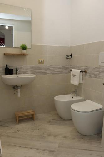a bathroom with a toilet and a sink and a tub at Il Viandante Bed & Breakfast in Roseto Valfortore