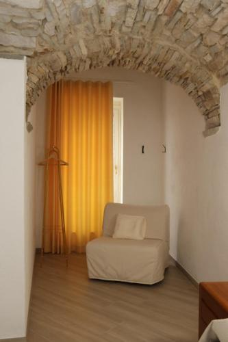 a living room with a couch and an orange curtain at Il Viandante Bed & Breakfast in Roseto Valfortore