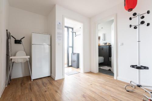 Cucina o angolo cottura di - Zen Haven Luxurious 3-Room Japanese-Themed Apartment with King-Size Beds, Balcony, Bamboo Accents, Entertainment Galore & Private Parking - Near Airport & Train Station -