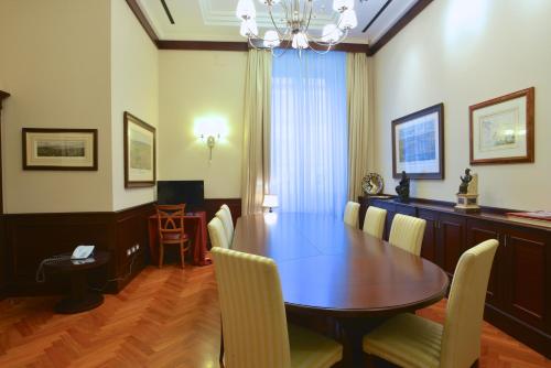 a dining room with a table and chairs at Domus Australia in Rome