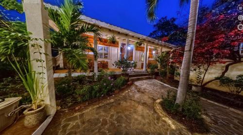 Κήπος έξω από το The Beach House at Playa Pochomil