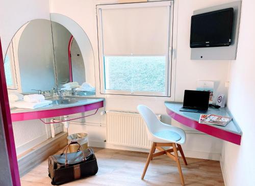 a bathroom with a sink and a desk with a laptop at Hotel K1 Nohra - bei Weimar in Nohra