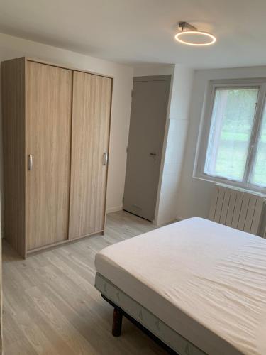 - une chambre avec un lit, un placard et une fenêtre dans l'établissement Résidence la Jonquière, à Cazaubon