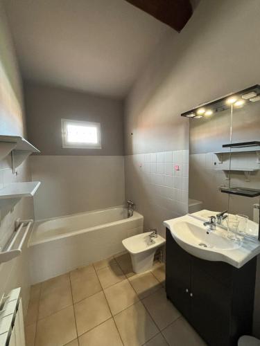une salle de bain avec une baignoire, un lavabo et des toilettes dans l'établissement Joli appartement au village du Barcarès, au Barcarès