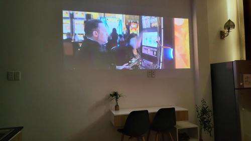 Una televisión o centro de entretenimiento en LoCo Premium Studios Self Check-in