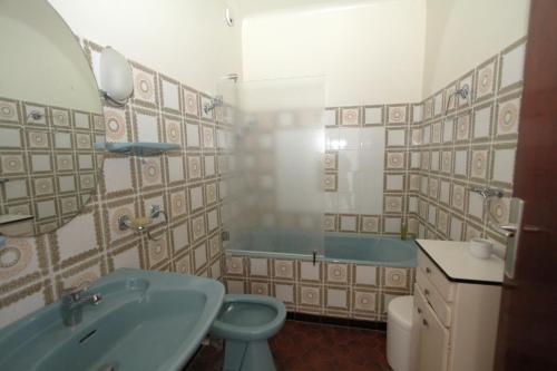 une salle de bain avec une baignoire, des toilettes et un lavabo dans l'établissement Deux pieces vue mer et parking, à Canet
