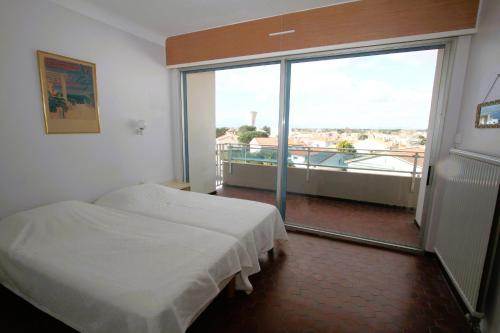 une chambre à l'hôpital avec un lit et une grande fenêtre dans l'établissement Deux pieces vue mer et parking, à Canet