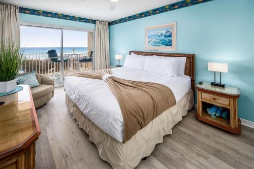 sypialnia z dużym łóżkiem i balkonem w obiekcie Summerlin 101 w mieście Fort Walton Beach