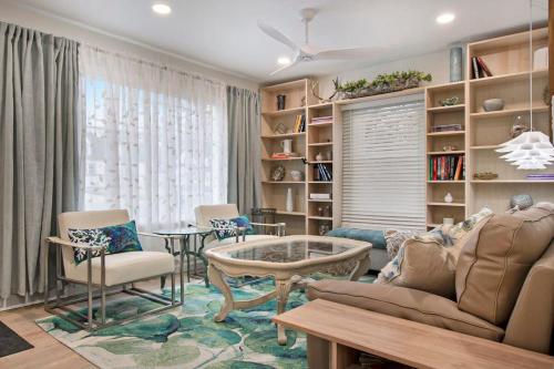 Ruang duduk di Adorable 2BR Hot Tub Close to Attractions