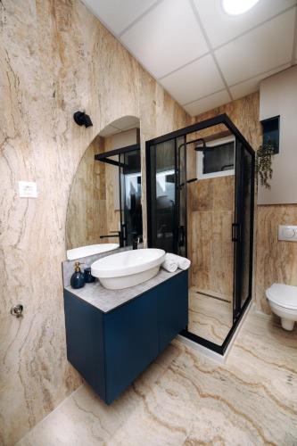 Ένα μπάνιο στο Andora Apartments
