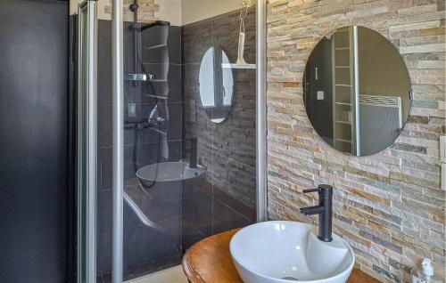 Ένα μπάνιο στο Stunning Home In Penvénan With Wifi