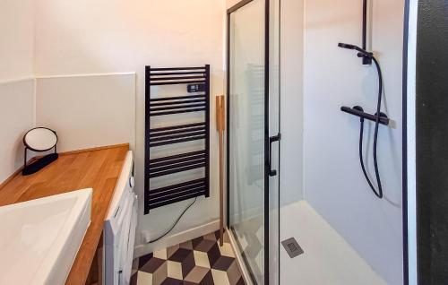 Ένα μπάνιο στο Stunning Home In Penvénan With Wifi
