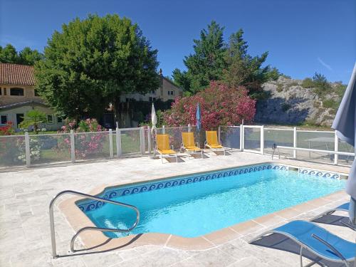 une piscine avec des chaises longues et une piscine dans l'établissement Ô Fil de la Durance, à La Roque-dʼAnthéron