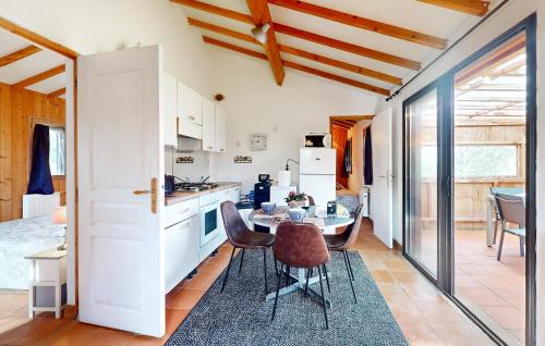 une cuisine et une salle à manger avec une table et des chaises dans l'établissement Awesome Home In Val De Louyre Et Caude, à Saint-Alvère