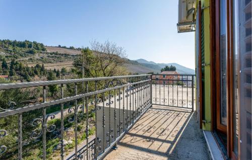 einen Balkon eines Hauses mit Aussicht in der Unterkunft 3 Bedroom Gorgeous Home In Kremena in Kremena