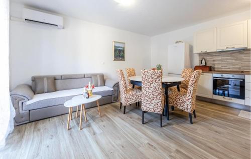 ein Wohnzimmer mit einer Couch und einem Tisch und Stühlen in der Unterkunft 3 Bedroom Gorgeous Home In Kremena in Kremena