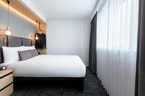 Cama ou camas em um quarto em Assembly Leicester Square