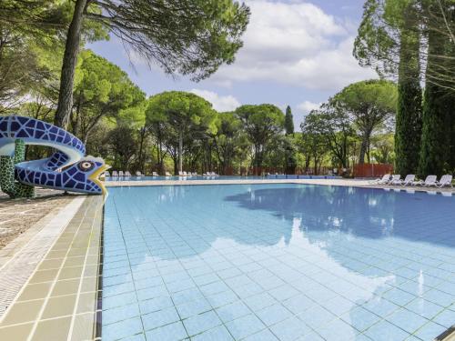 Kolam renang di atau dekat dengan Apartment Gelso - GDO 202 by Interhome