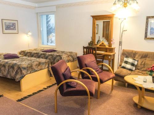 ein Hotelzimmer mit zwei Betten und einer Couch in der Unterkunft Holiday Home Kylpylä-hotelli- room 448 by Interhome in Ikaalinen